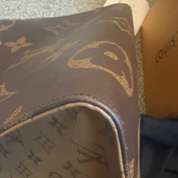 Large authentic Louis Vuitton 2 color sided purse. - Picture 9 of 10